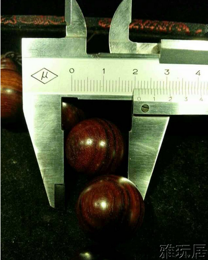 卡尺精确测量的小叶紫檀珠子