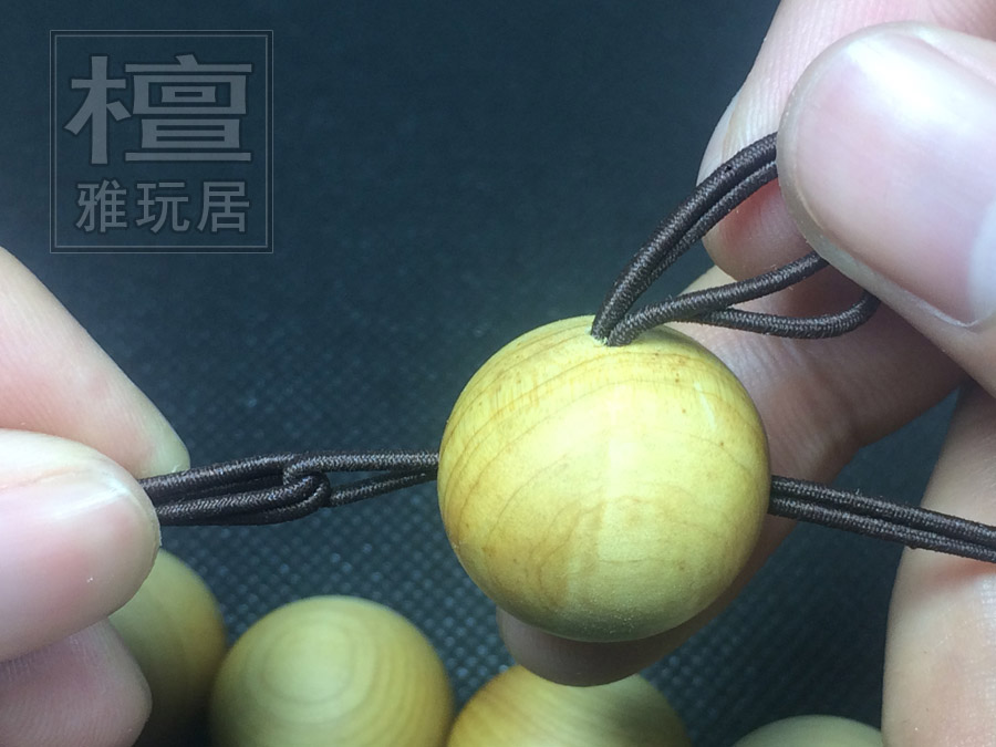 手串两根线头套进已另一端的线上，并拽上方的线