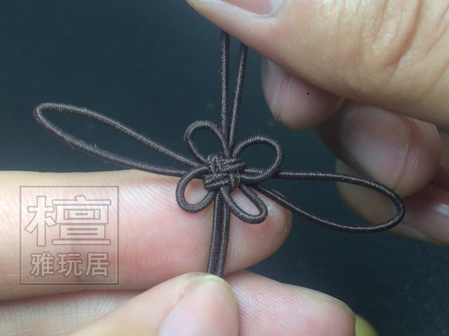 把反面的四根边，给拉开，就可以形成四个小花 