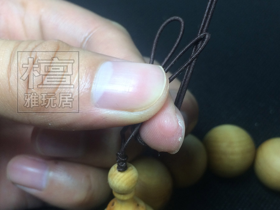 两根线对折后，从食指后面绕上来
